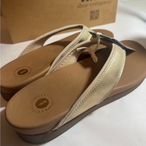New Women's Tan Sandals sz 12B shoreline shimmer flip flops Waco - Picture 4 of 5